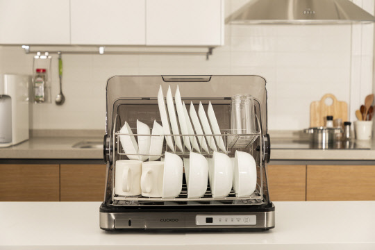 '쿠쿠 식기건조기(모델명: CDD-A9010S)'.<쿠쿠전자 제공>